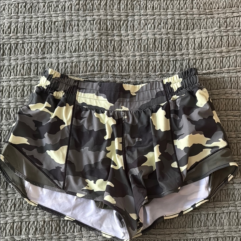 Lululemon Athletica Green and Black Athletic Shorts Lightweight Comfort